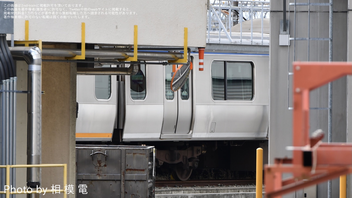 相鉄】10000系10702×10(10702F)の一部車両の側面帯が剥がされる