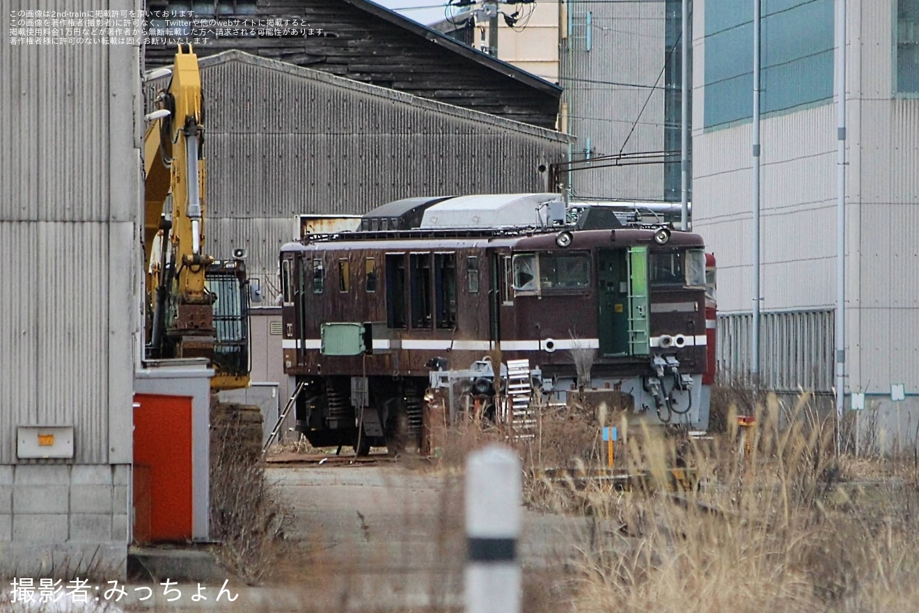 【JR東】EF64-1052が秋田総合車両センターにて解体中の拡大写真