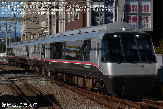 【小田急】30000形30051F(30051×4)特別団体専用列車を鶴川駅で撮影した写真