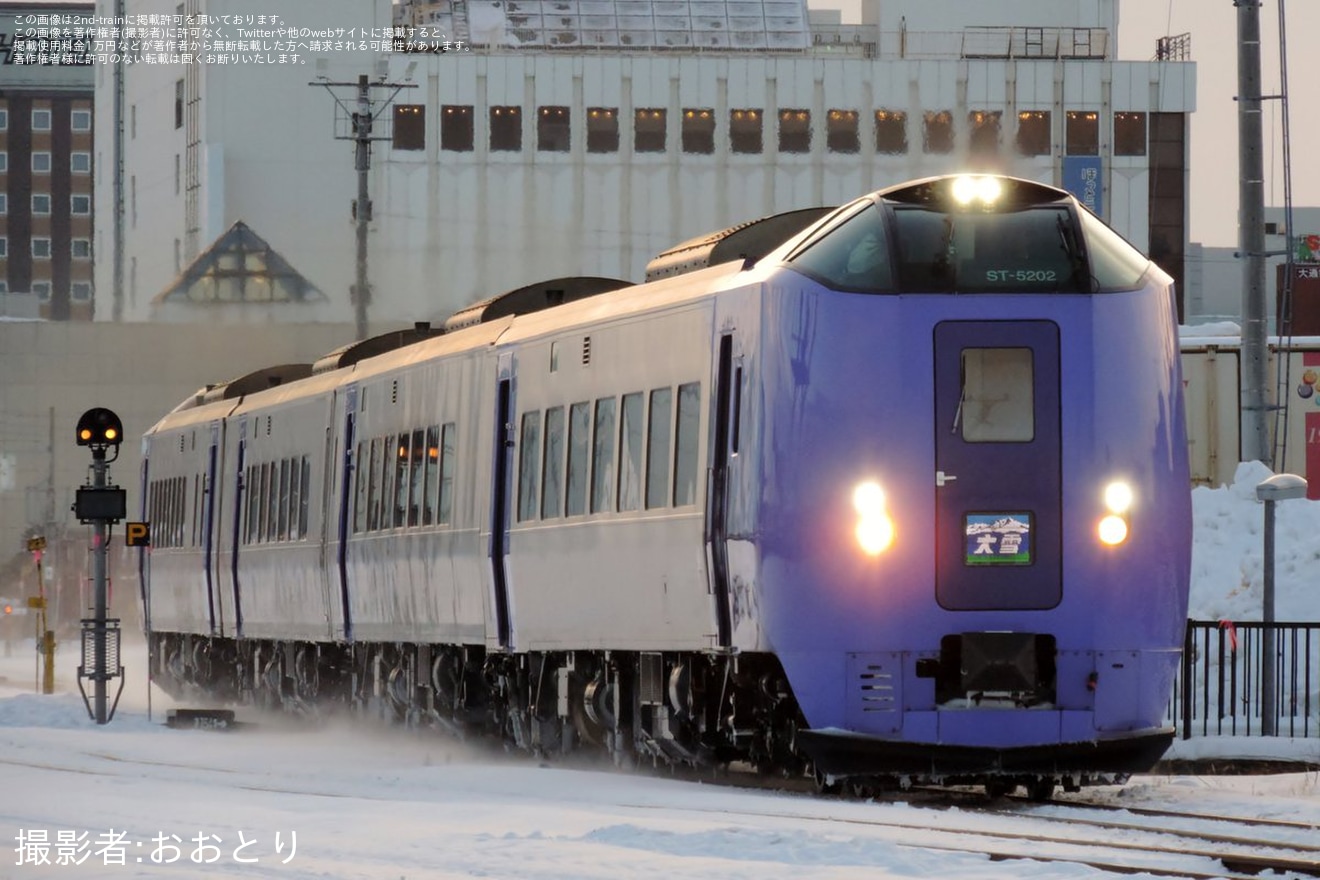 【JR北】キハ261系「ラベンダー」編成の「大雪」「オホーツク」を前面LEDを活用して運転中の拡大写真