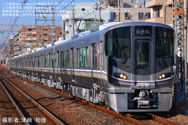 【JR西】225系L12編成 川崎車両出場試運転を甲南山手駅で撮影した写真