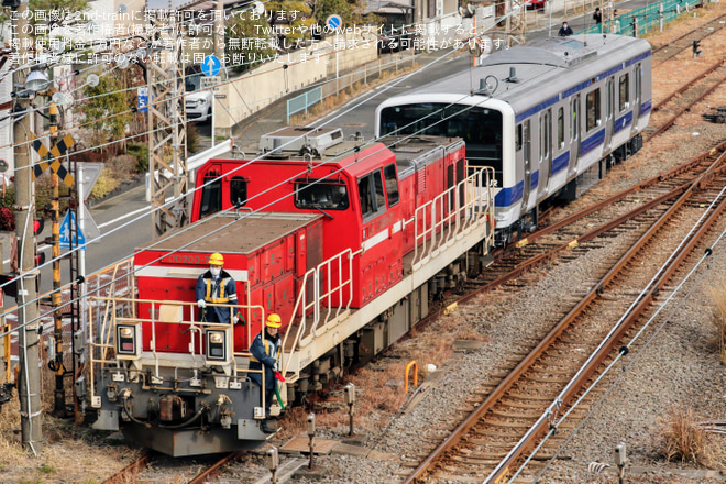 【JR東】E531系1両(クハE531-17) J-TREC横浜事業所出場 甲種輸送を逗子駅付近にてで撮影した写真
