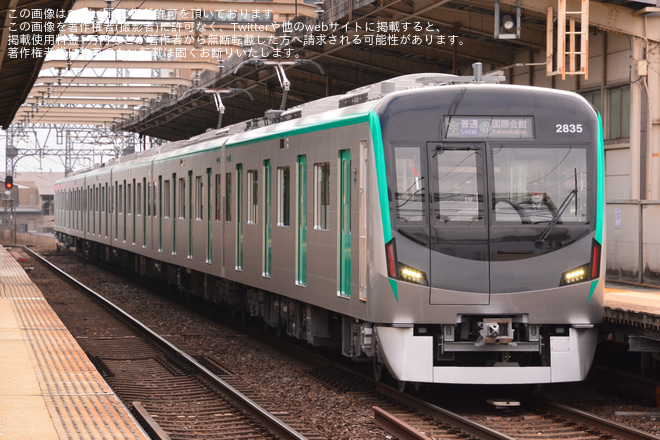 【京都市交】20系2135Fが営業運転開始を桃山御陵前駅で撮影した写真