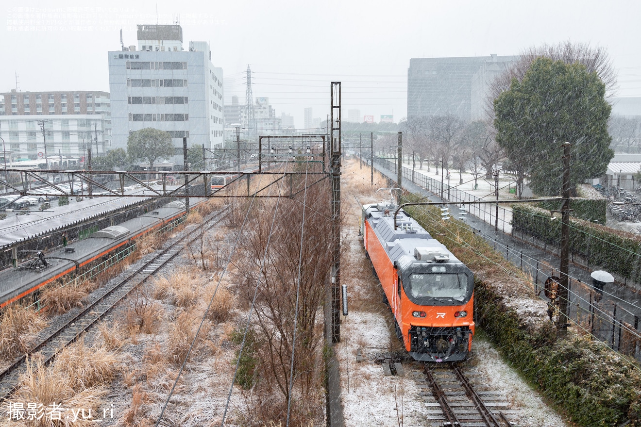 【台鐵】雪の中で台湾鉄路向けの新型電機E500型E505が東芝府中で試運転を実施の拡大写真