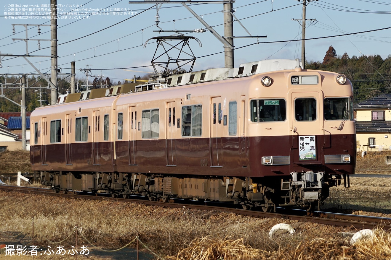 【名鉄】6000系6010F(ツートンカラーの復刻塗装)へいもむしが描かれた「鉄道の思ひ出展」の系統版掲出の拡大写真