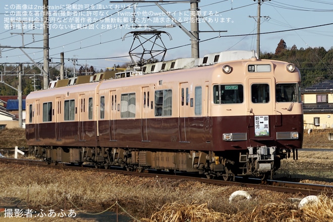 【名鉄】6000系6010F(ツートンカラーの復刻塗装)へいもむしが描かれた「鉄道の思ひ出展」の系統版掲出