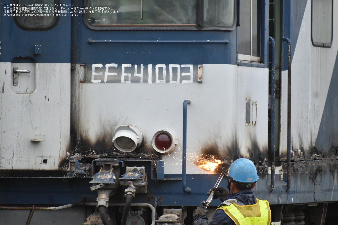 【JR貨】EF64-1008が解体中の拡大写真