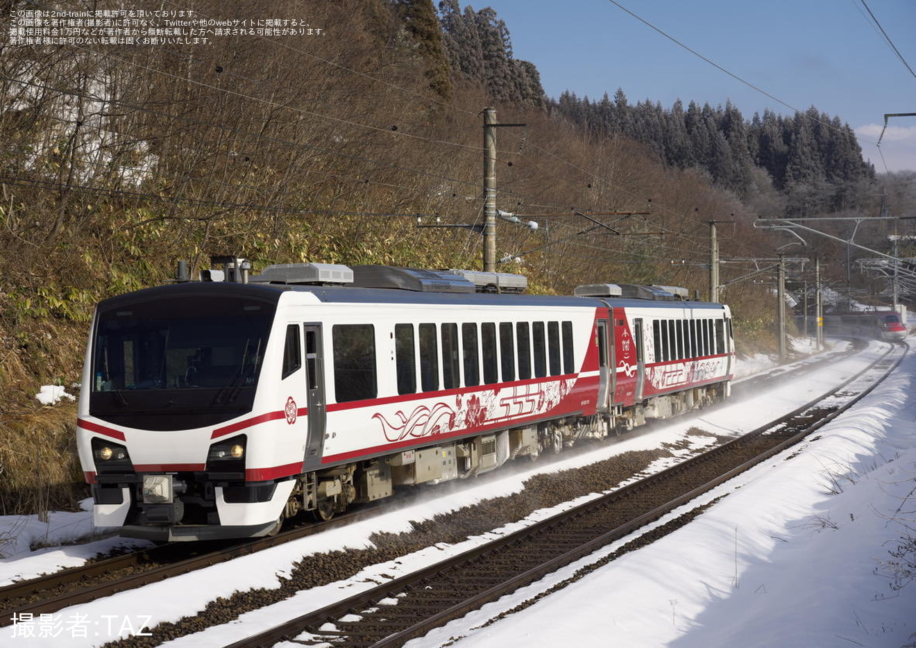 【JR東】HB-E300系「ひなび (陽旅)」が秋田から返却回送の拡大写真