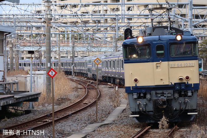【JR東】E235系クラF-32編成 配給輸送を大船駅で撮影した写真