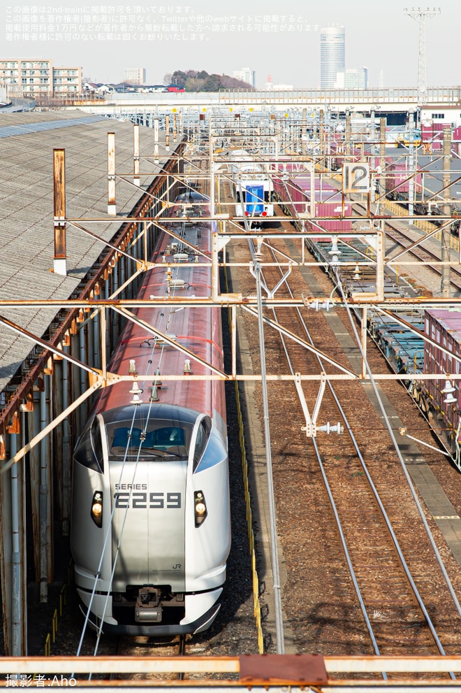 【JR東】E259系Ne016編成が東海道貨物線経由で平塚まで試運転を横浜羽沢駅で撮影した写真