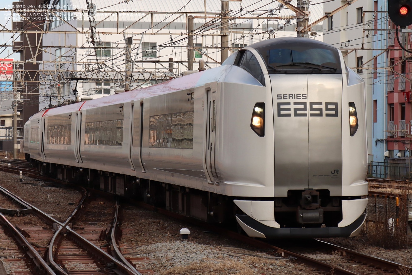 【JR東】E259系Ne016編成が東海道貨物線経由で平塚まで試運転の拡大写真