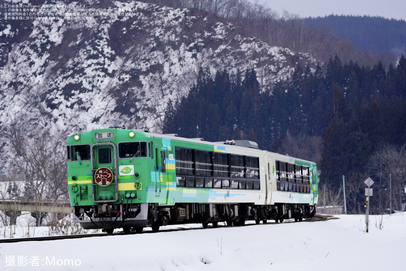 【JR東】「SNOW YOKOTE」運転に向けた「びゅうコースター風っこ」送り込み回送の拡大写真