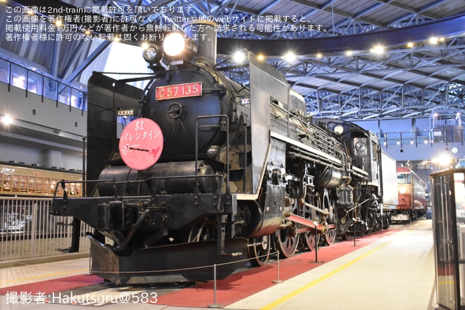 【JR東】C57-135へ「SLバレンタイン号」のヘッドマークが掲出を鉄道博物館で撮影した写真