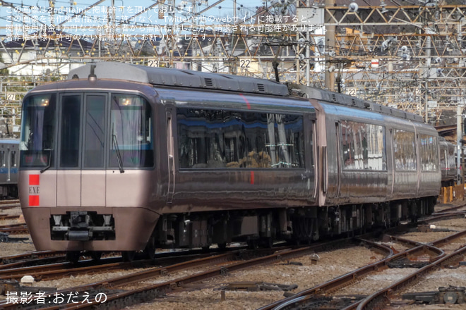 【小田急】30000形30057F(30057×4)特別団体専用列車を海老名駅で撮影した写真