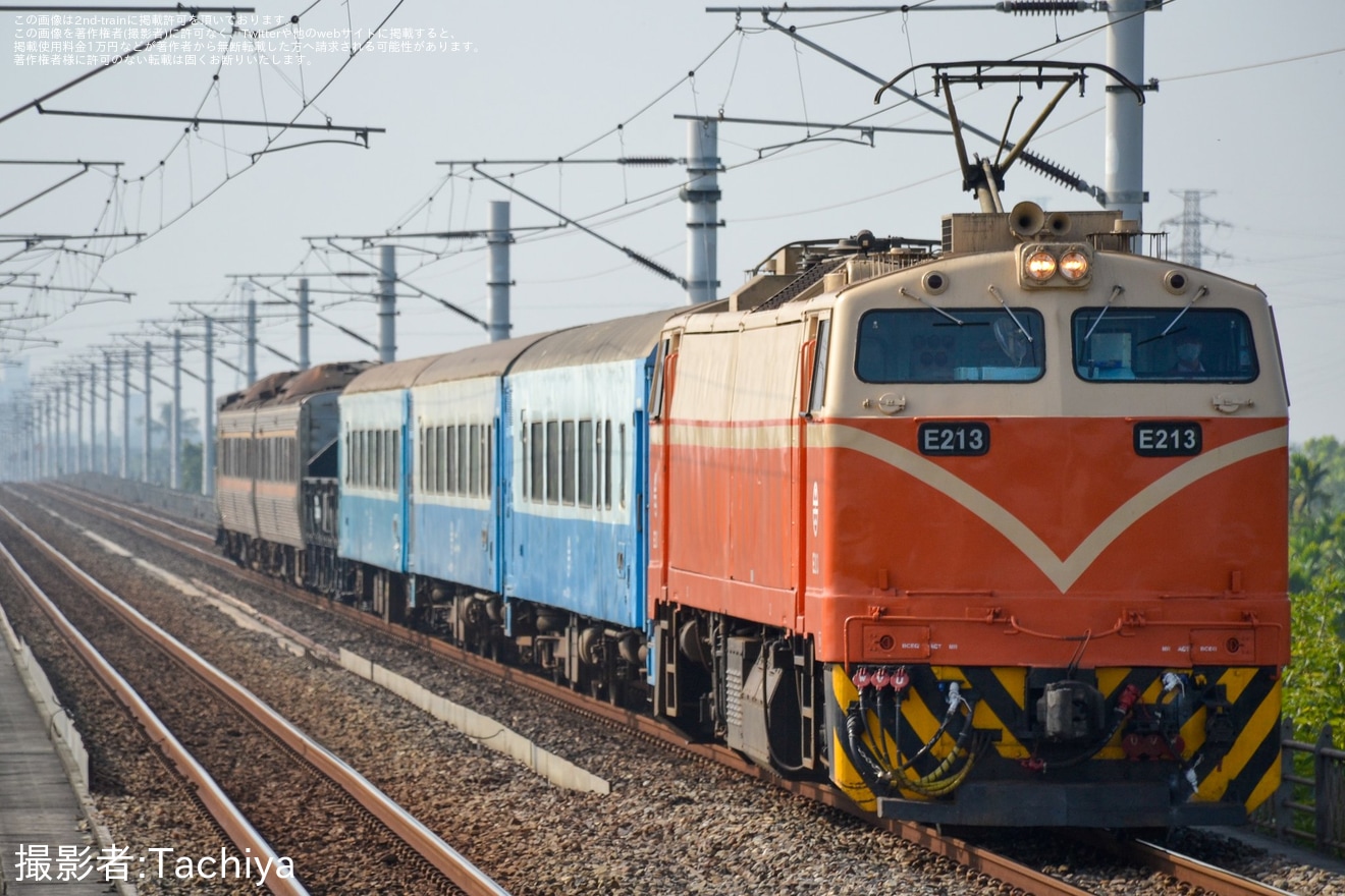 【台鐵】復興号廃客車3両とDR2800気動車2両が潮州基地から大湖駅へ輸送の拡大写真