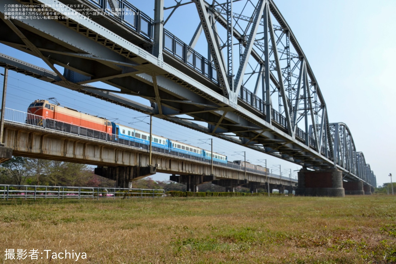 【台鐵】復興号廃客車3両とDR2800気動車2両が潮州基地から大湖駅へ輸送の拡大写真