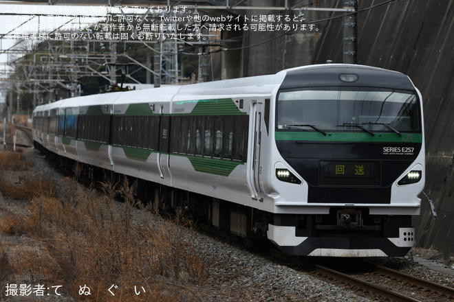 【JR東】E257系OM-93編成 幕張車両センターへ回送を船橋法典駅で撮影した写真