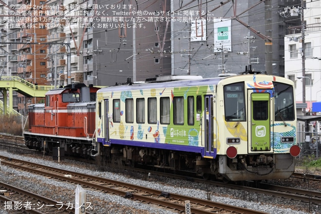 【JR西】キハ120-7(お茶の京都トレイン)が京都鉄道博物館へ配給輸送を東淀川駅で撮影した写真