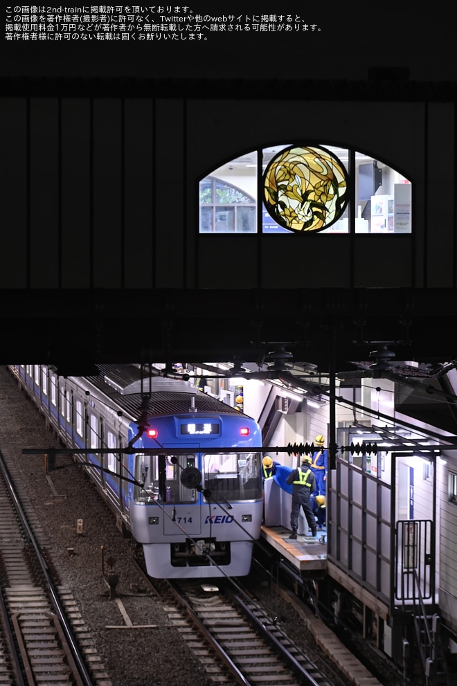 【京王】三鷹台駅(1番線)ホームドア輸送を三鷹台駅で撮影した写真