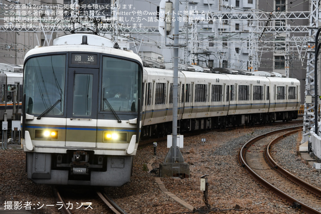 【JR西】221系B10編成京都支所転属回送を神戸駅で撮影した写真