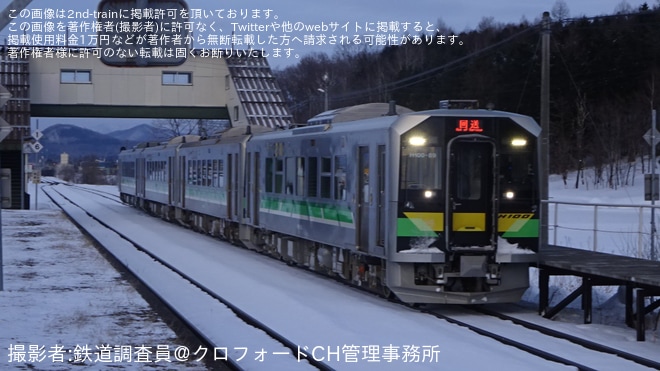 【JR北】H100形H100-70+H100-71が故障し救援回送を桜岡駅で撮影した写真