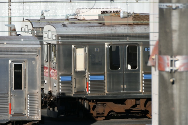 【東急】8500系デハ8537が赤帯にを長津田車両工場で撮影した写真