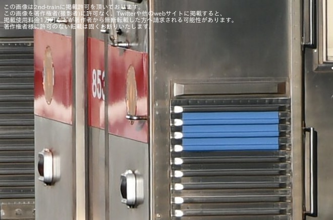 【東急】8500系デハ8537が赤帯にを長津田車両工場で撮影した写真