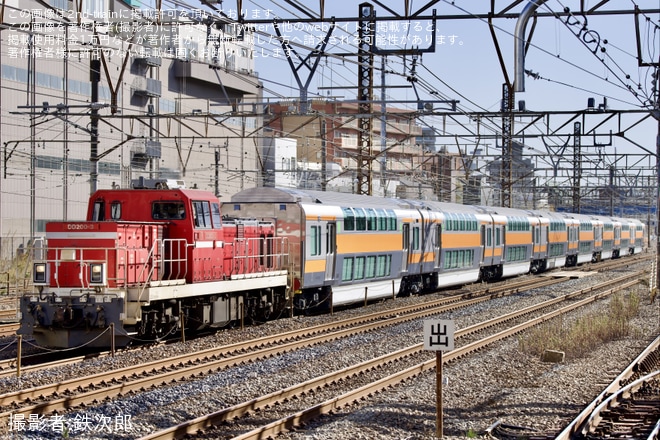 【JR東】E233系0番台グリーン車(サロE232-21〜24+サロE233-21〜24) J-TREC横浜事業所出場を鶴見駅で撮影した写真