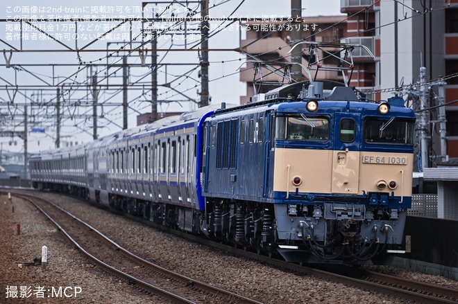 【JR東】E235系クラF-33編成 配給輸送を新座駅で撮影した写真