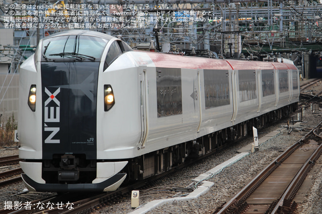 【JR東】E259系Ne022編成 大宮総合車両センター入場(旧塗装消滅)を品川駅で撮影した写真