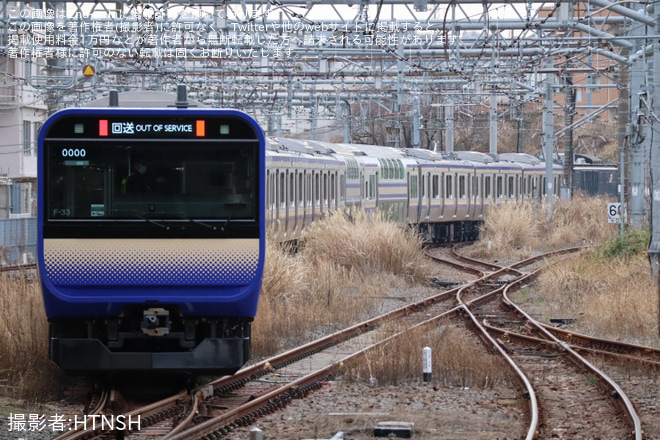 【JR東】E235系クラF-33編成 配給輸送を大船駅で撮影した写真