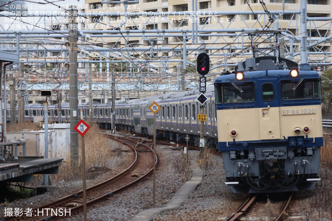 【JR東】E235系クラF-33編成 配給輸送を大船駅で撮影した写真
