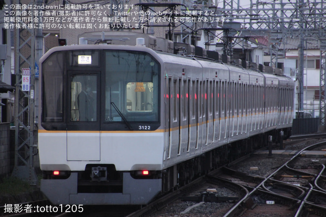 【近鉄】3220系KL22五位堂検修車庫出場回送を平端駅で撮影した写真