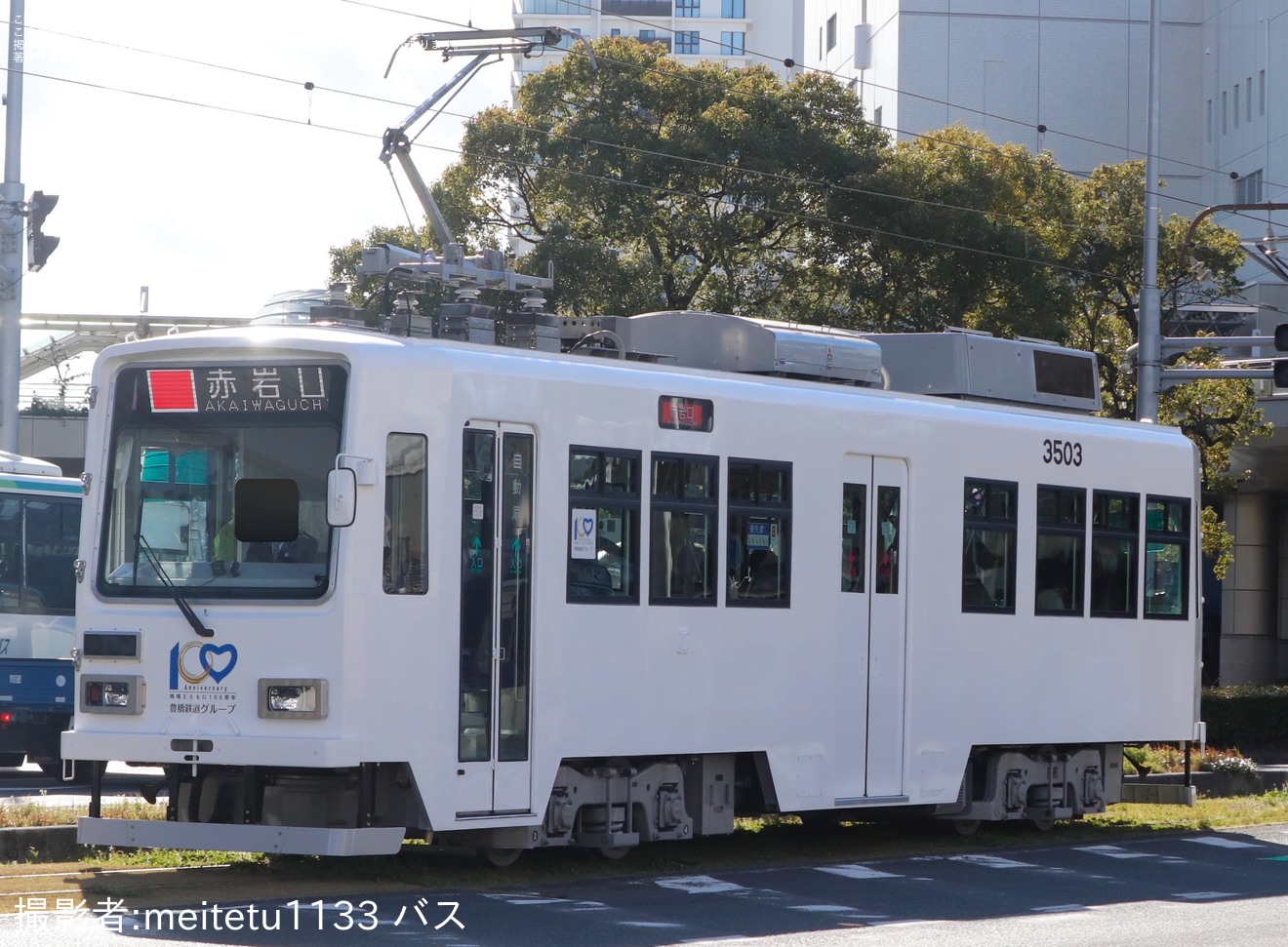 【豊鉄】創立100周年ロゴ掲出した「白い電車」がモ3503を使用し運転の拡大写真