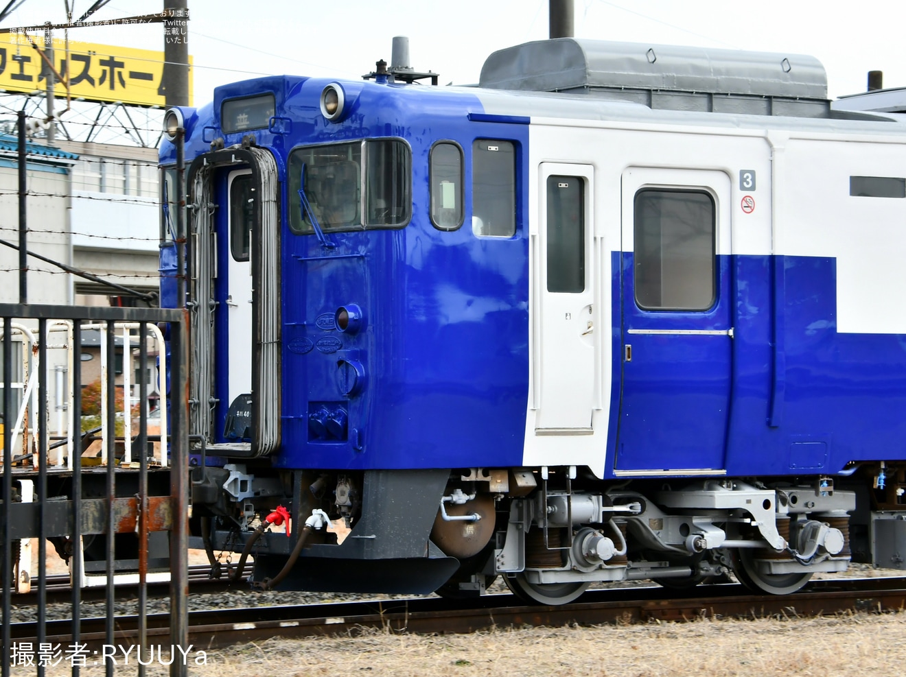 【JR東】越乃 Shu*kuraの3号車であるキハ40-552が再塗装の拡大写真