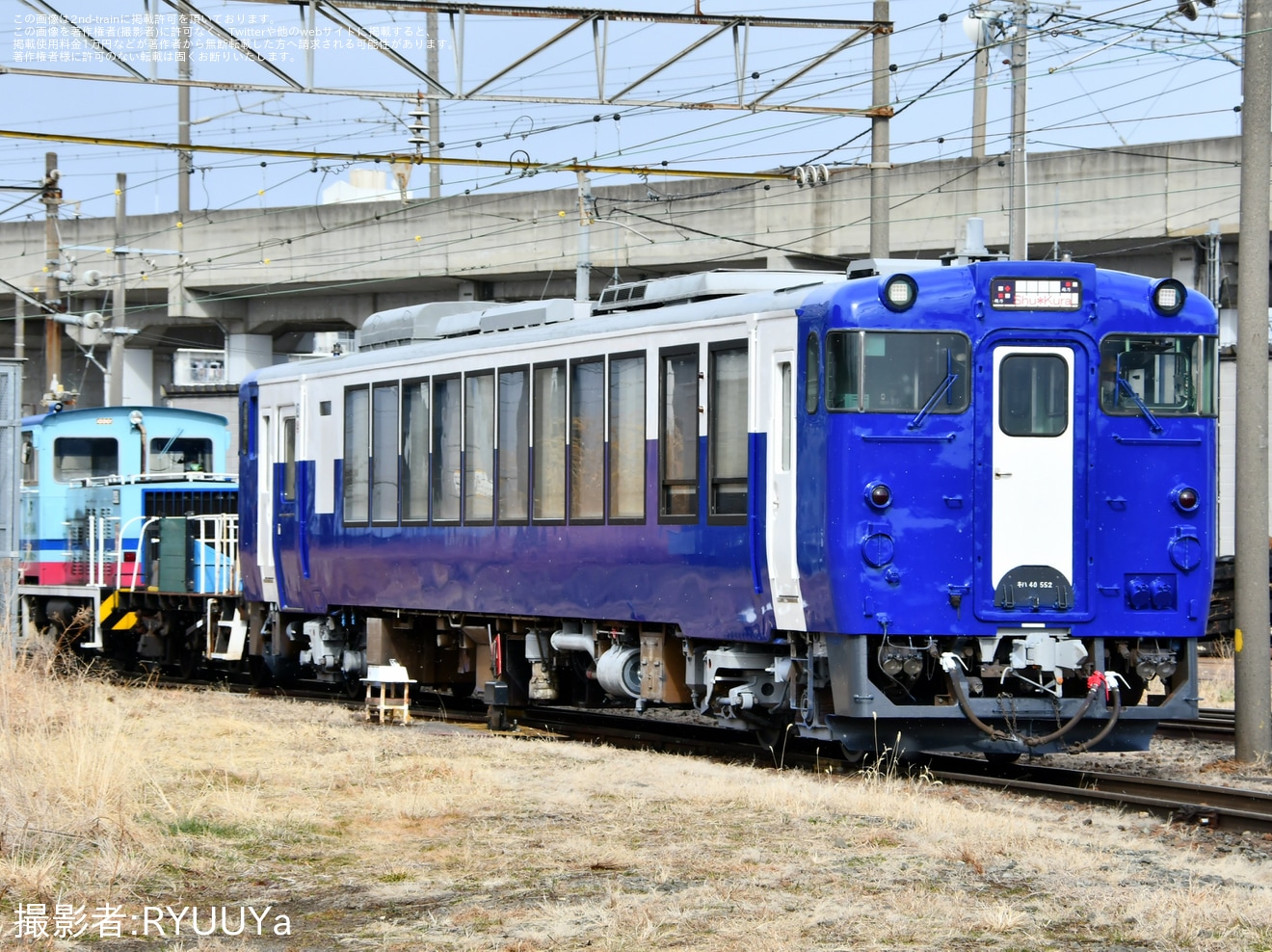 【JR東】越乃 Shu*kuraの3号車であるキハ40-552が再塗装の拡大写真