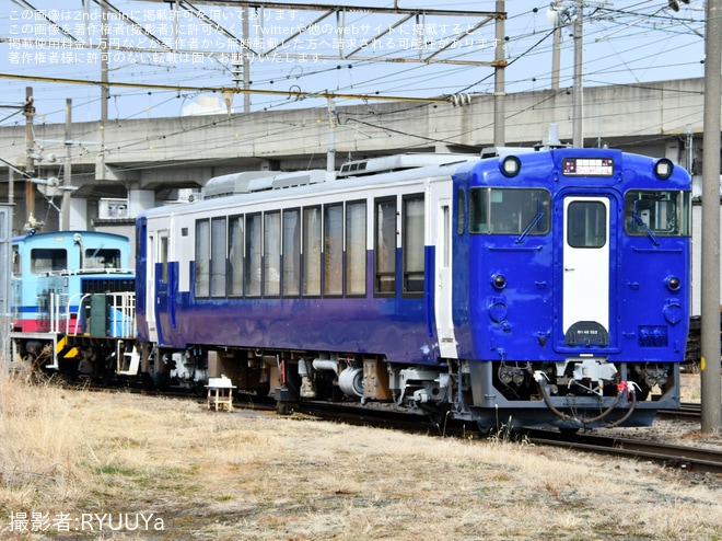 【JR東】越乃 Shu*kuraの3号車であるキハ40-552が再塗装を不明で撮影した写真