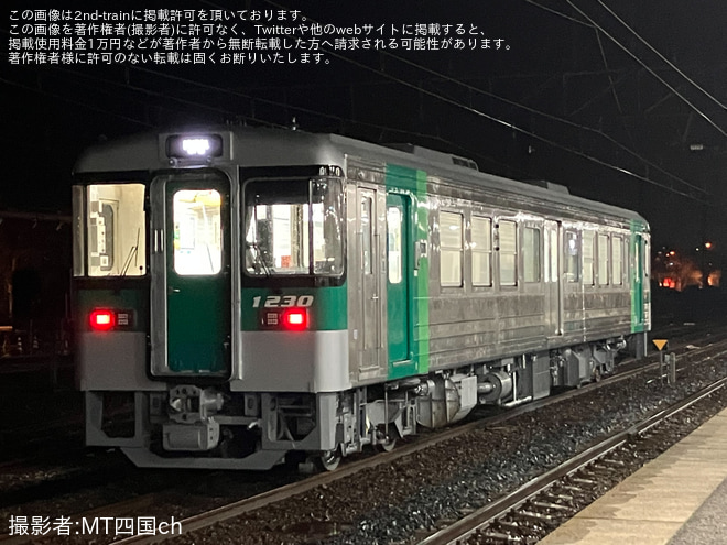 【JR四】1200型1230号車のリニューアル完了し新形態にを多度津駅で撮影した写真