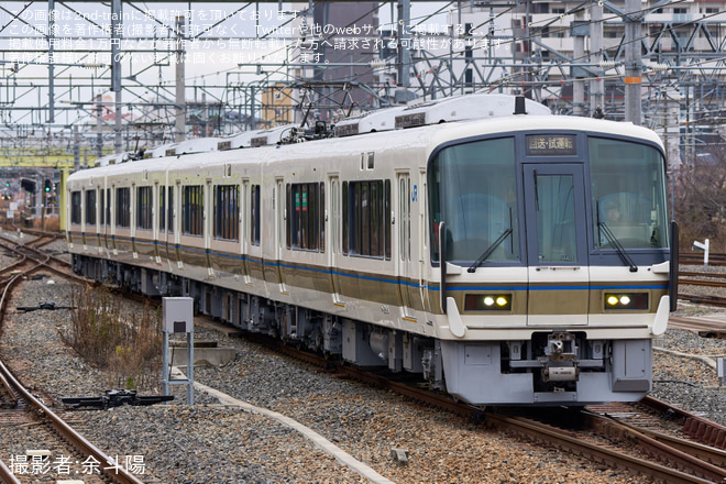 【JR西】221系 NA423編成吹田総合車両所本所出場回送を新大阪駅で撮影した写真