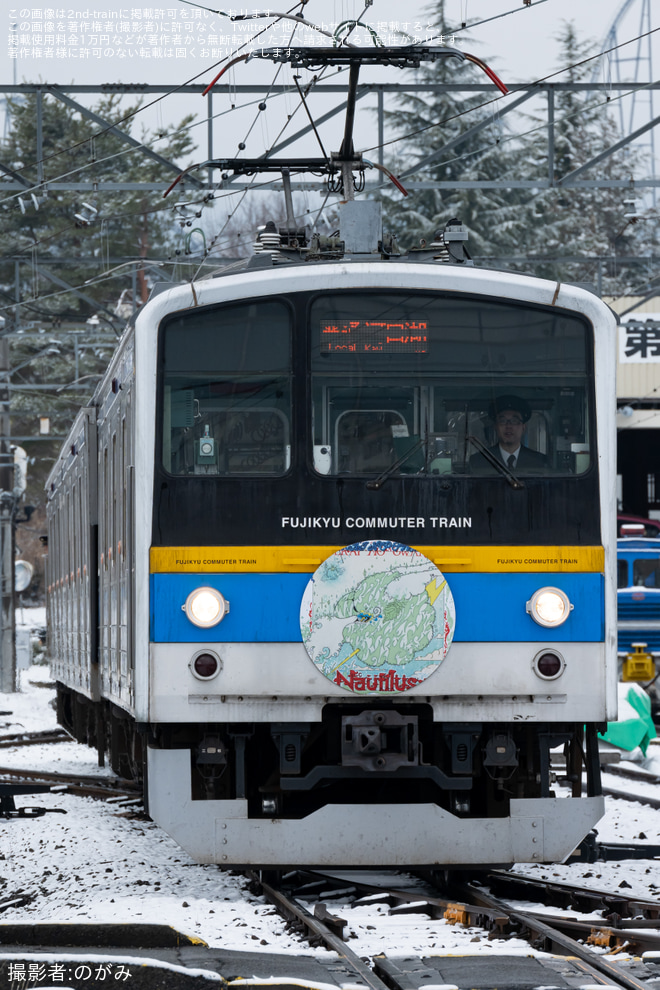 【富士急】『SEKAI NO OWARI×富士急ハイランド～ZOKKONにもっとゾッコンキャンペーン～』ラッピング電車運行を富士山駅で撮影した写真