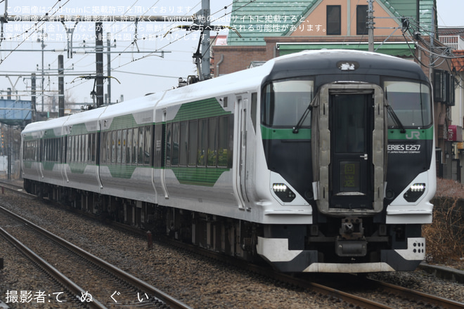【JR東】E257系OM-51編成が拝島から新宿へ回送を昭島～拝島間で撮影した写真