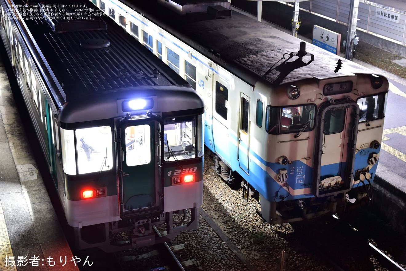 【JR四】1200形1230号車が高徳線内で夜間試運転の拡大写真