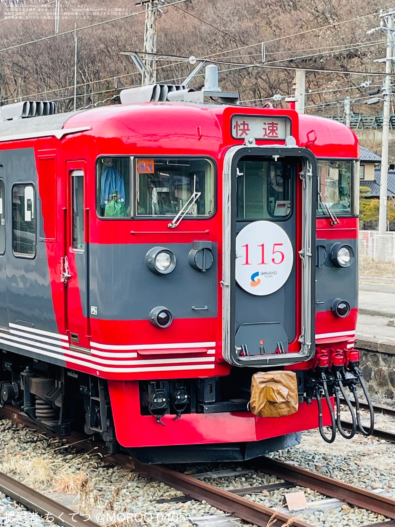 【しな鉄】屋代駅に留置されている115系S1編成に「115」ヘッドマークが取り付けの拡大写真