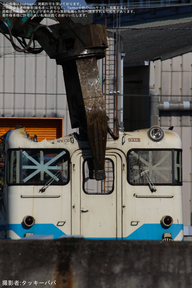 【JR四】多度津工場でキハ40-2143が解体を多度津工場で撮影した写真