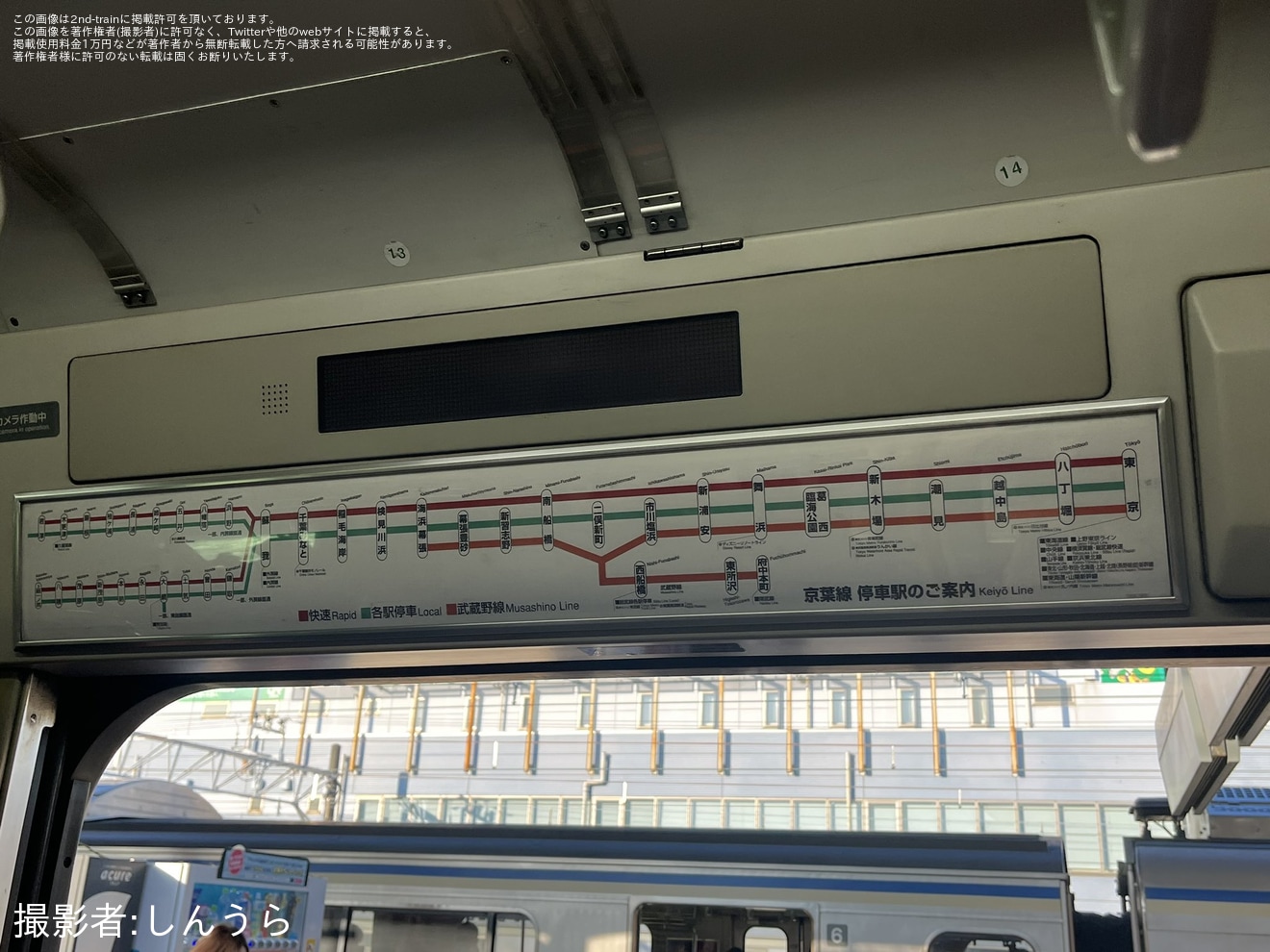 【JR東】209系ケヨ34編成限定の「京葉線 停車駅のご案内」が新しいものにの拡大写真
