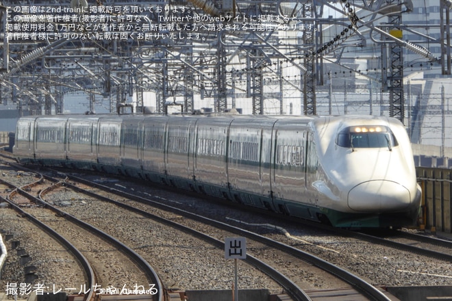 【JR東】200系カラーとなっている新幹線総合車両センター所属のE2系J66編成が新潟新幹線車両センターへ回送を大宮駅で撮影した写真