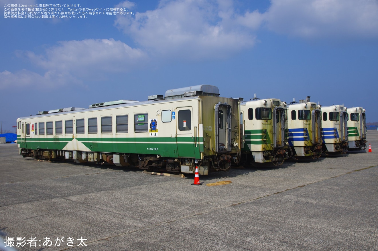 【JR東】キハ48形3両・キハ40形2両が新潟東港まで陸送済の拡大写真
