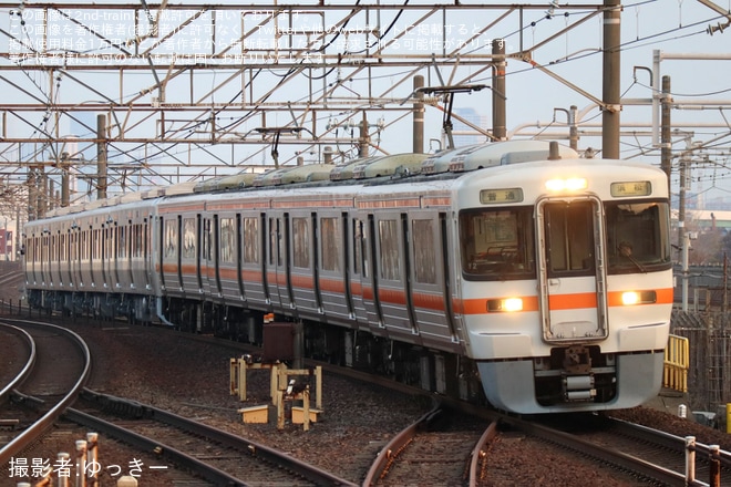 【JR海】313系と315系の連結した営業列車が運転開始を大高駅で撮影した写真