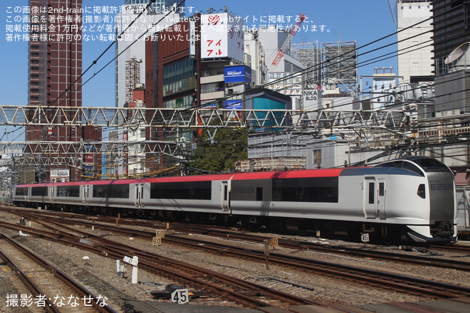 【JR東】E259系クラNe022編成 大宮総合車両センター出場(旧塗装消滅)を新宿駅で撮影した写真