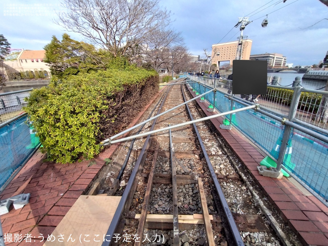 【国鉄】汽車道のウッドデッキの改修工事により臨港線の線路が見える状態にの拡大写真